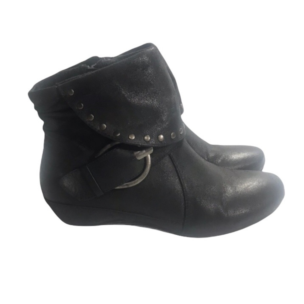 Baretraps Shaela 7.5 M Ankle Booties Boots Studs & Buckle Side Zip Faux Suede